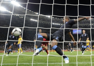 Англійський захисник Глен Джонсон забиває гол у свої ворота під час чемпіонату Євро-2012 . Фото: AFP