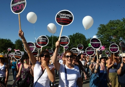 Турецькі жінки протестують проти обмеження права на аборт