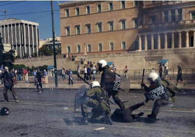 Грецька поліція б'є антифашистських протестувальників