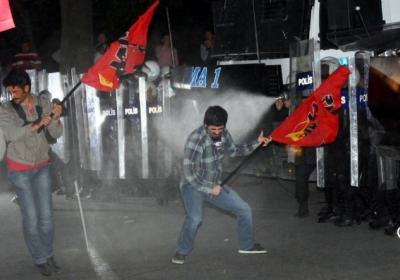 Поліція розганяє демонстрантів газом. Стамбул. Фото: AFP