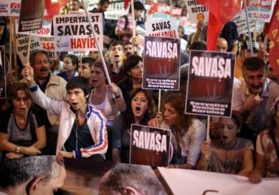 Демонстранти проти можливої війни Туреччини з Сирією. Стамбул. Фото: AFP