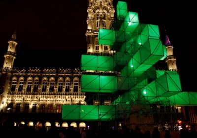 Абстрактні конструкції світла замінили традиційну ялинку на площі Гран-Плас у Брюсселі. Бельгія. Фото: AFP