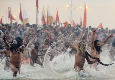 Три мільйони індусів почали релігійні святкування купанням в Ганзі