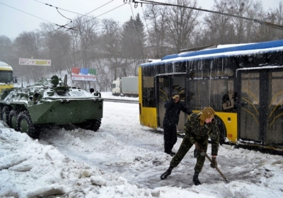 У Києві бронетранспортери витягують з заметів автобуси і машини