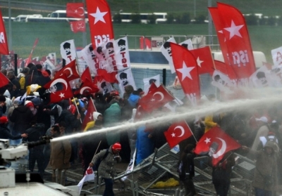 У Туреччині виступ проти суду над змовниками розігнали водометами