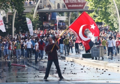 У Стамбулі таксі в'їхало в натовп демонстрантів: є жертви