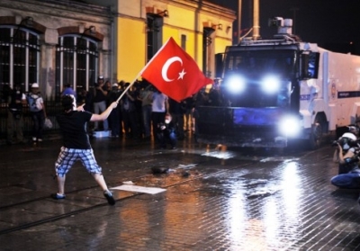 У Туреччині повторились масштабні зіткнення демонстрантів із поліцією