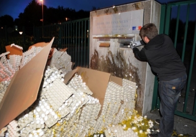 Французькі фермери розбили 100 тис яєць біля офісу податкової служби