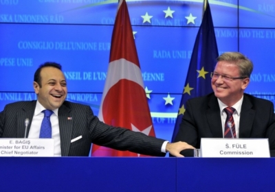Егемен Багиш і комісар ЄС з питань розширення та європейської політики сусідства Штефан Фюле. Фото: AFP