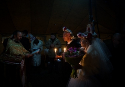 Молода пара бере шлюб в наметі на Майдані Незалежності в Києві 14 лютого 2014 року. Фото: AFP