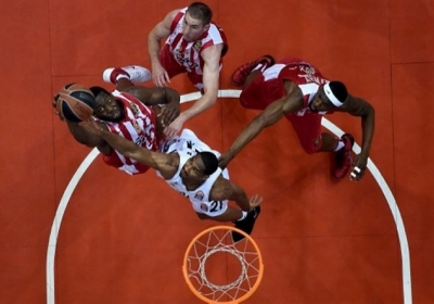 Греція, Афіни. 21 квітня відбувся третій матч ¼ фіналу чоловічої баскетбольної Євроліги. Грецький "Олімпіакос" переміг іспанський "Реал". Фото: АFР