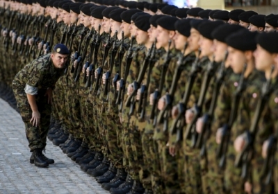 Швейцарія, Женева, 20 травня 2014 року. Швейцарська почесна гвардія готується до зустрічі італійського президента Джорджіо Наполітано. Фото: АFР