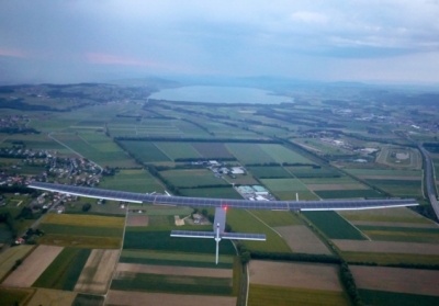Швейцарія, 2 червня 2014 року. У Швейцарії здійснив перший випробувальний політ літак на сонячній енергії Solar Impulse 2, який розробники вперше презентували у квітні цього року на швейцарській авіабазі Пайерн. Першу навколосвітню подорож без проміжних посадок апарат здійснить у 2015 році. Фото: АFР