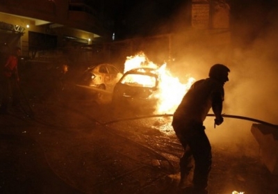 Ліван, Бейрут, 24 червня 2014 року. Пожежники намагаються загасити пожежу, яка спалахнула після вибуху автомобіля у густонаселеному шиїтському районі міста Бейрут. Фото: АFР