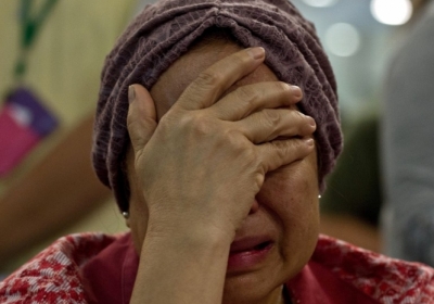 В аэропортах Амстердам и Куала-Лумпура собрались родственники погибших на борту Боинг-777: отчаяние и слезы