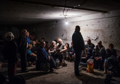 УКРАЇНА, Макіївка: люди сидять в бомбосховищі 19 серпня 2014. Фото: AFP