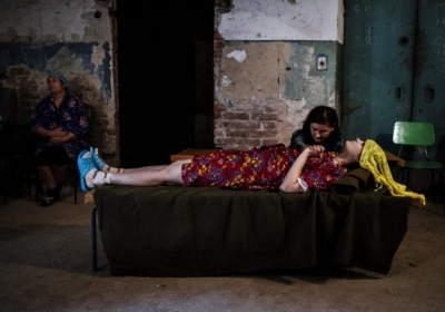 Україна, Донецьк, 24 серпня 2014 року. Пацієнти лікарні імені Калініна переховуються у підвалі під час обстрілу міста. Фото: AFP