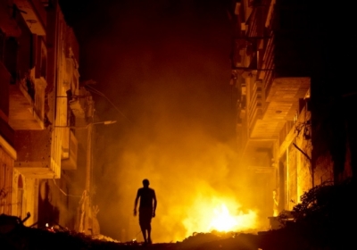 Сектор Гази, 27 серпня 2014 року. У районі Шеджайя у місті Газа палають будинки, зруйновані внаслідок ракетного обстрілу армією Ізраїлю. Фото: AFP