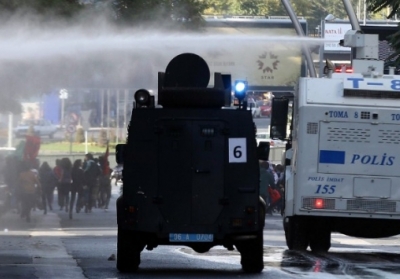 Туреччина. Поліція використовує сльозогінний газ і водомети 7 жовтня 2014 в Анкарі проти демонстрантів. Фото: AFP