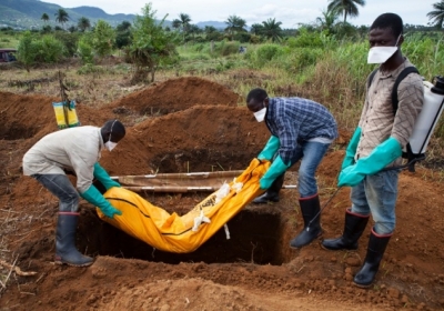 Волонтеры хоронят тело умершего от лихорадки Эбола, в Ватерлоо, примерно в 30 километрах к юго-востоку от Фритаун, 7 октября 2014 Фото: АFР