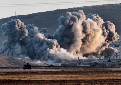 Дым поднимается во время авиаударов США по сирийском городе Айн-эль-Араб. 8 октября 2014 Фото: АFР