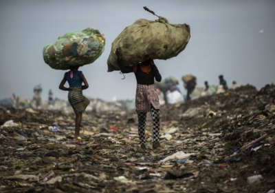 Мозамбик, Девушки несут мешки с мусором на муниципальной свалке в Мапуту 14 октября. Фото: АFР