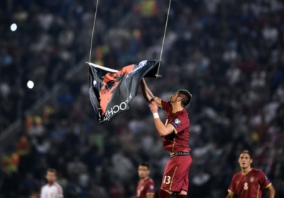 На матче Сербия-Албания из-за красного флага с черным орлом случилась массовая драка, - видео