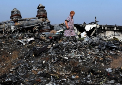 Україна, 15 жовтня 2014, жінка, серед уламків збитого боїнгу Malaysia Airlines MH17. Фото: АFР