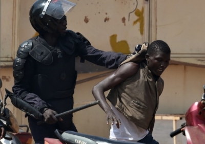 Буркина-Фасо. Арест сторонника оппозиции в Уагадугу 28 октября 2014. Фото: АFР