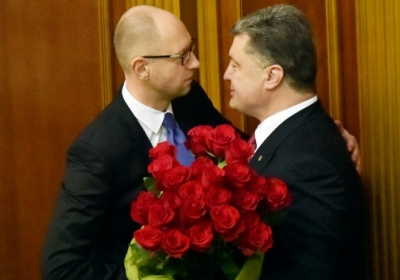 Президент Петр Порошенко (R) приветствует премьер-министра Арсения Яценюка в первый день заседания ВРУ VIII-го созыва. 27 ноября 2014. Фото: АFР