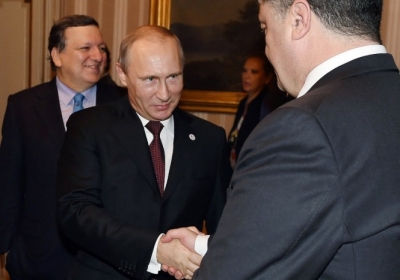 Владимир Путин пожимает руку Петру Порошенко перед началом встречи с европейскими лидерами по украинскому кризису, 17 октября 2014 в кулуарах 10-го саммита АСЕМ в Милане. Фото: АFР