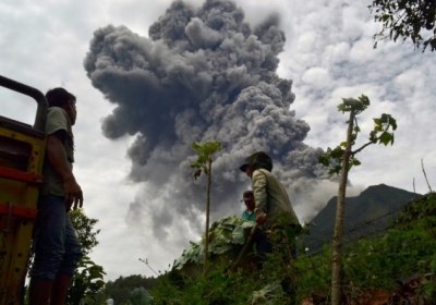 В Індонезії після 400 років затишшя активізувався вулкан Сінабунг
