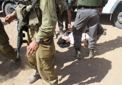 Маріон Фесно-Кастен лежить на землі після сутички з ізраїльськими солдатами Фото: AFP