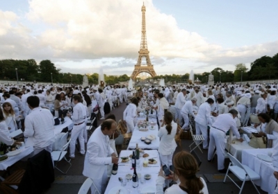Вечеря у білому: секретний флеш-моб у центрі Парижу