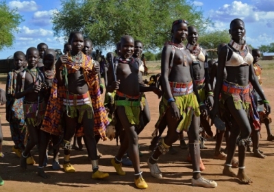 Смесь современности и экзотики для туристов: быт африканского племени 