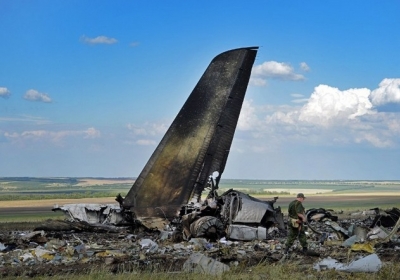 Україна, Луганськ, 14 червня 2014 року. У ніч з 13 на 14 червня у Луганську терористи збили український військовий літак ІЛ-76, який заходив на посадку у місцевому аеропорту. Загинули 49 військовослужбовців. Фото: АFР