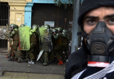 Протести в Чилі: студенти трощили вітрини магазинів і автомобілі