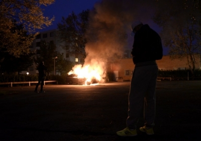 У Стокгольмі іммігранти три ночі поспіль палили авто і грабували магазини