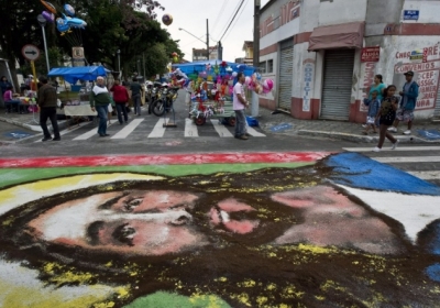 Бразилійці прикрасили вулиці іконами з кольорової тирси