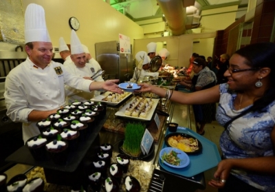 Поїсти як президент: кулінари Обами та Олланда нагодували бідних у Нью-Йорку