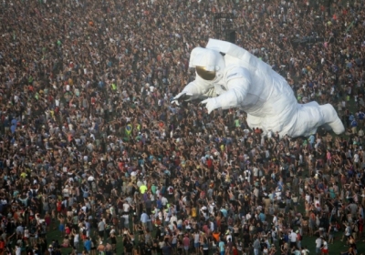 США, Калифорния. Во время концерта на фестивале Коачелла в Калифорнии толпа подбрасывает гигантскую надувную фигуру космонавта. Фестиваль музыки и искусств Коачелла проходит с 1999 года и стал одним из крупнейших музыкальных событий США. Фото: AFP