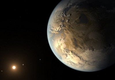 США, НАСА, 16 апреля 2014 года. Астрономы открыли планету, похожую на Землю как никакая другая из известных науке планет. Там не слишком холодно и не очень жарко, и ученые считают, что на поверхности планеты может быть вода - это является ключевым условием возможности развития живых организмов. Звезда, вокруг которой вращается планета, находится на расстоянии примерно в 500 световых лет от Земли. Фото: AFP PHOTO HANDOUT-NASA/JPL-CALTECH / T. PYLE