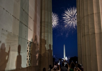 США, Вашингтон, 4 липня 2014 року. У день незалежності США люди спостерігають за феєрверком з меморіалу Лінкольна. Фото: AFP