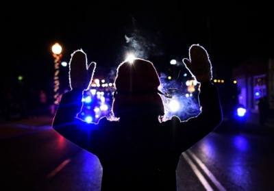 Фергюсон, Міссурі. Марші протесту виникли в містах США, коли суд виправдав поліцейського який застрелив 18-річного чорного підлітка Майкла Брауна. 25 листопада 2014. Фото: АFР