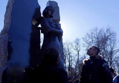 У Києві Кличко відкрив пам'ятник поетесі Телізі вартістю 8 млн грн

