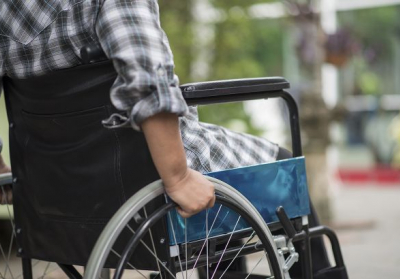 В Україні удвічі підвищать надбавки на догляд особам з інвалідністю з дитинства