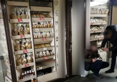 У Києві затримали чоловіка, який проник у магазин і їв там солодощі
