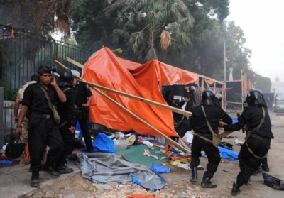 Кривавий розгін демонстрантів у Каїрі: десятки людей загинули (відео)