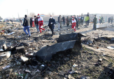 Рятувальники працюють серед уламків літака МАУ, що розбився біля аеропорту Імам Хомейні в Тегерані, 8 січня 2020 року Фото: EPA-EFE / ABEDIN TAHERKENAREH