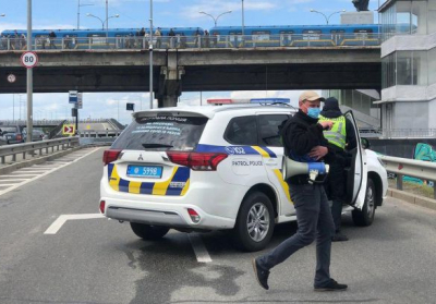 В Киеве люди перекрыли дорогу на мосту Метро, ​​движение заблокировано